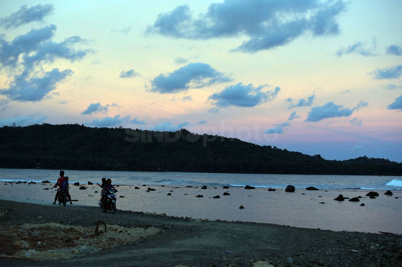Berburu Ombak di Pantai...