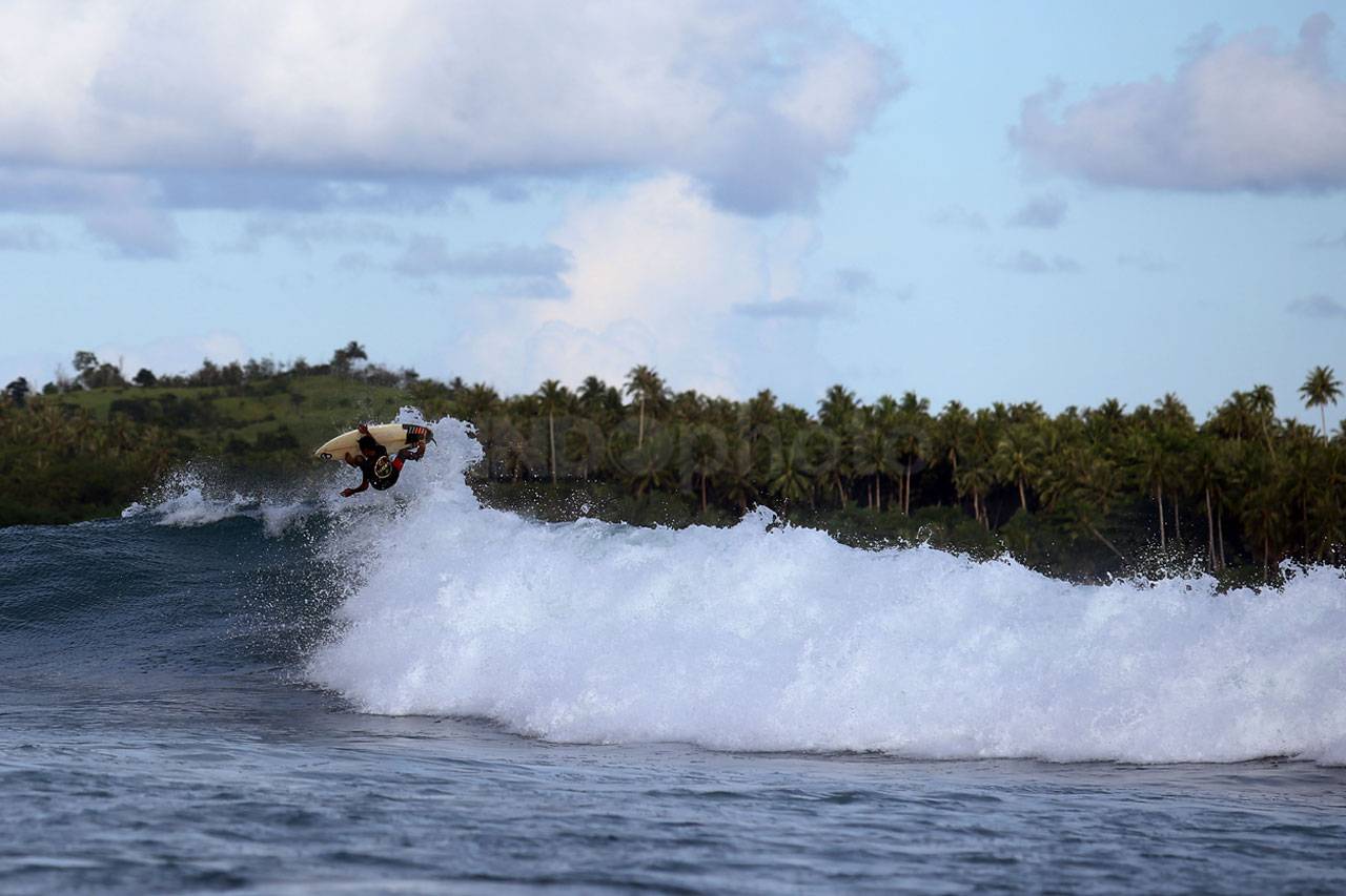 Berburu Ombak di Pantai...