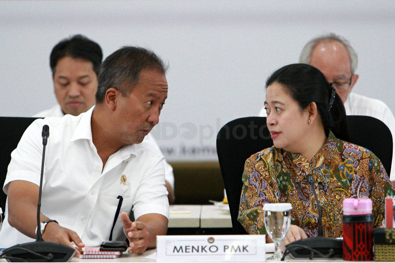 Menko Puan Pimpin Rapat...