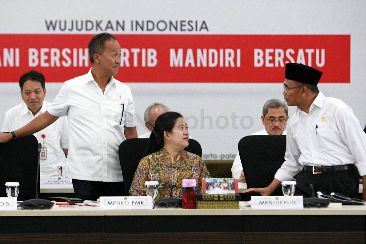 Menko Puan Pimpin Rapat...