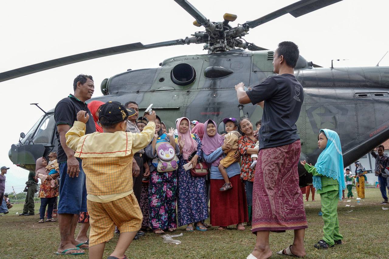 Hujan Deras, Helikopter...