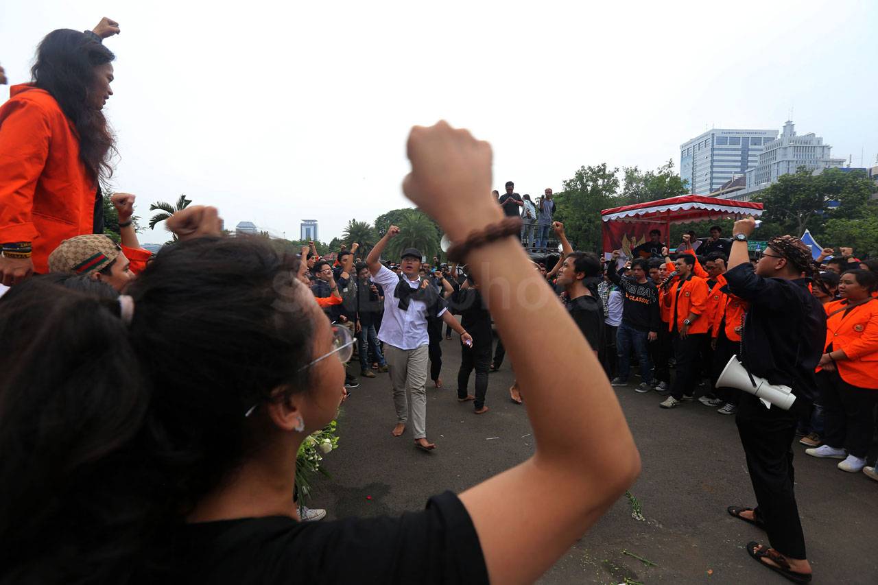 Mahasiswa Desak Pemerintah...