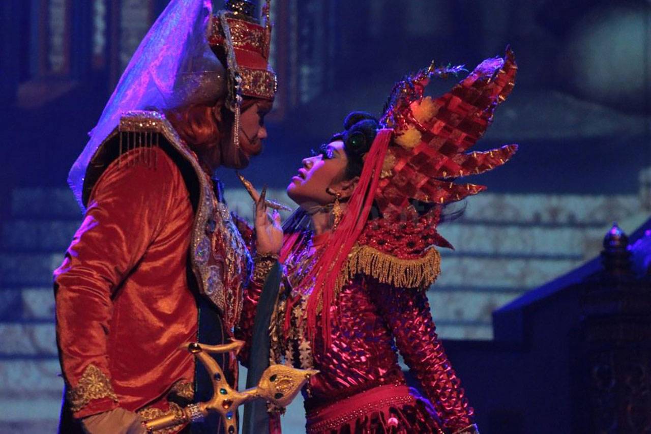 Teater Koma Tampilkan...