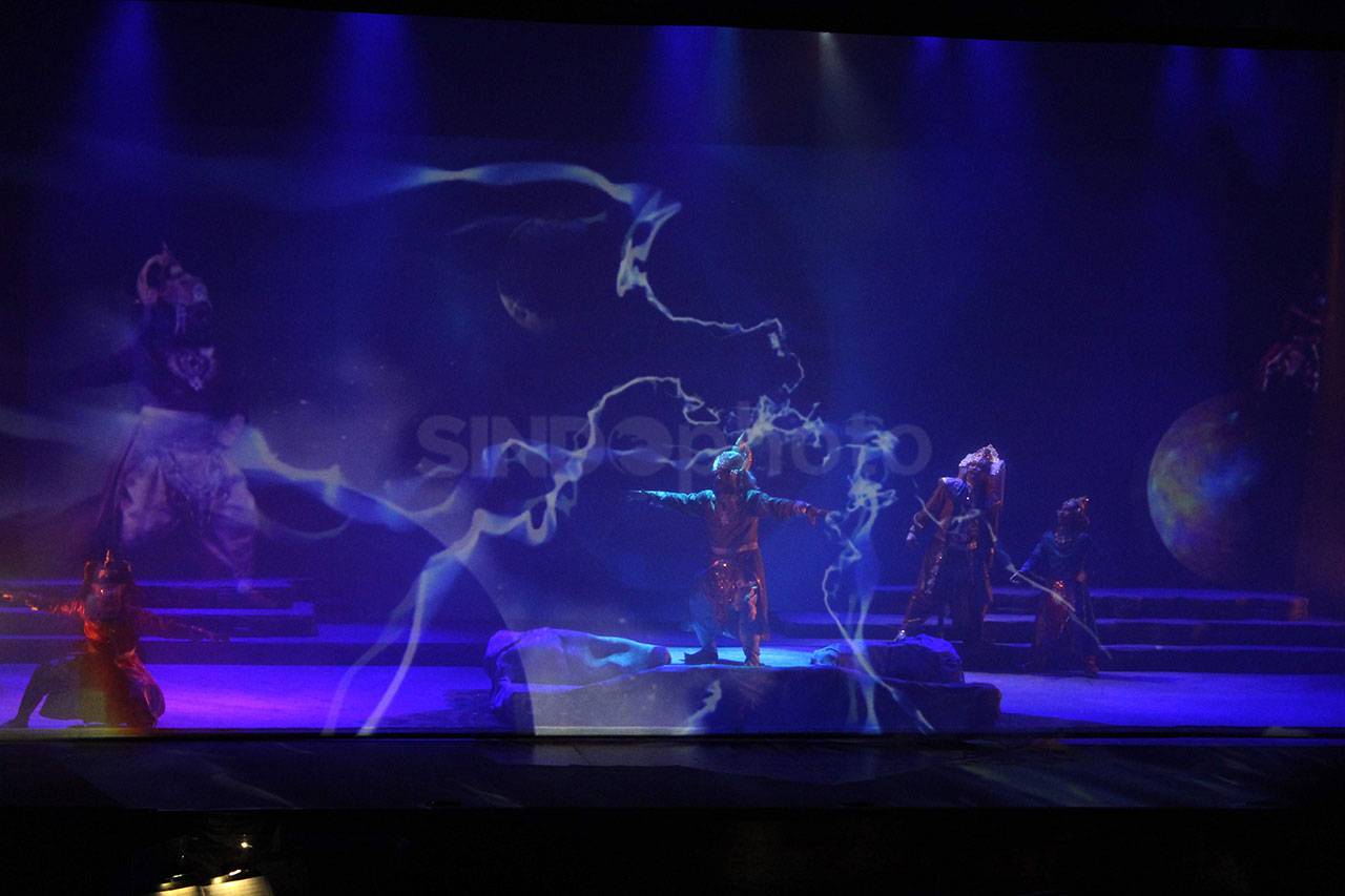 Teater Koma Tampilkan...
