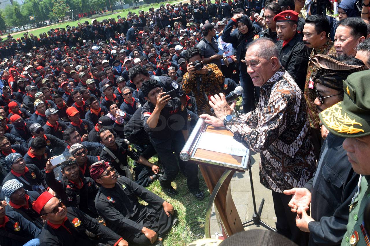 Menhan Hadiri Apel Bela...