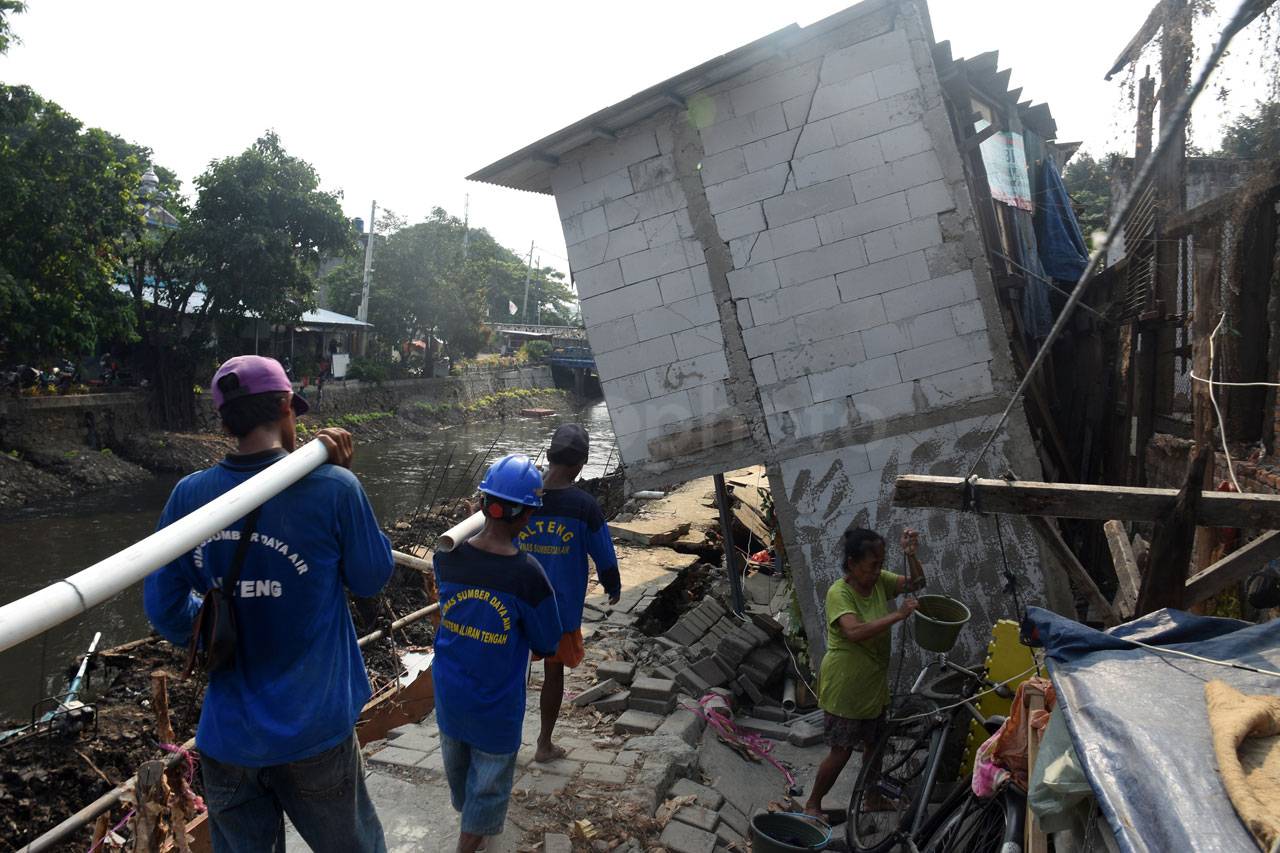 Turap Anak Kali Ciliwung...