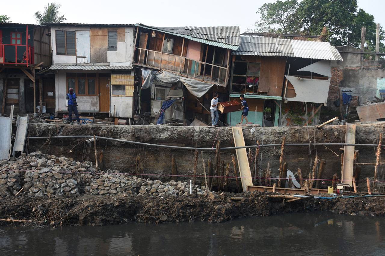 Turap Anak Kali Ciliwung...
