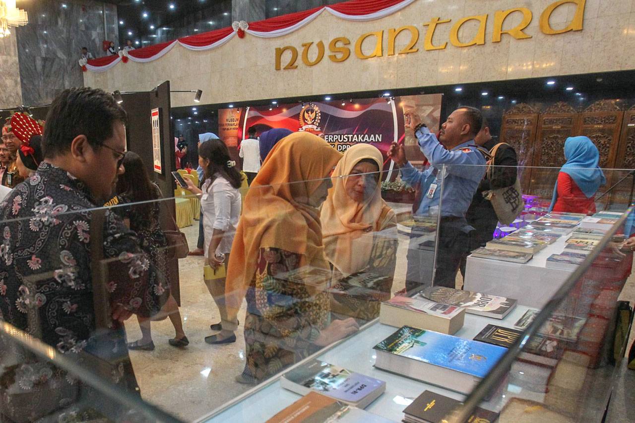 DPR Serahkan Arsip ke...