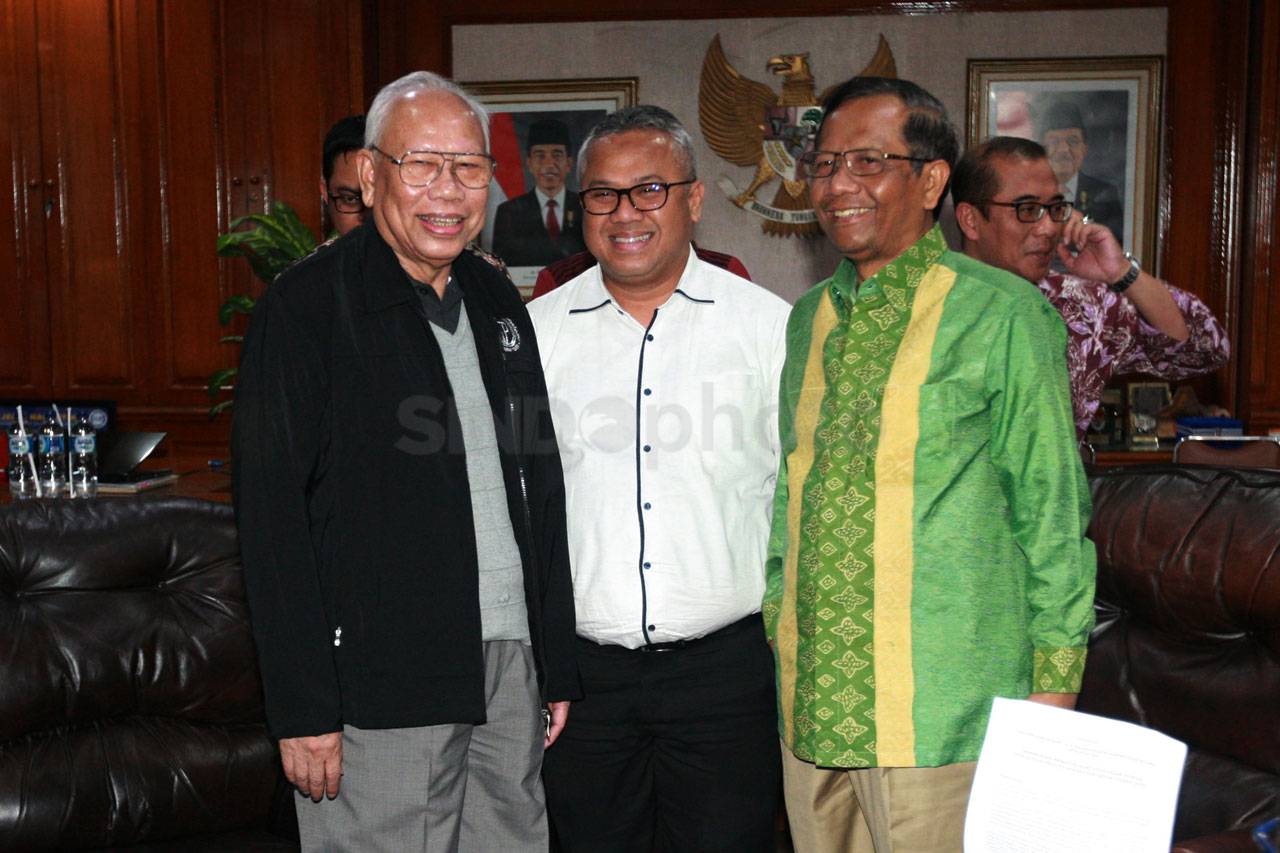 Datangi KPU, Mahfud...