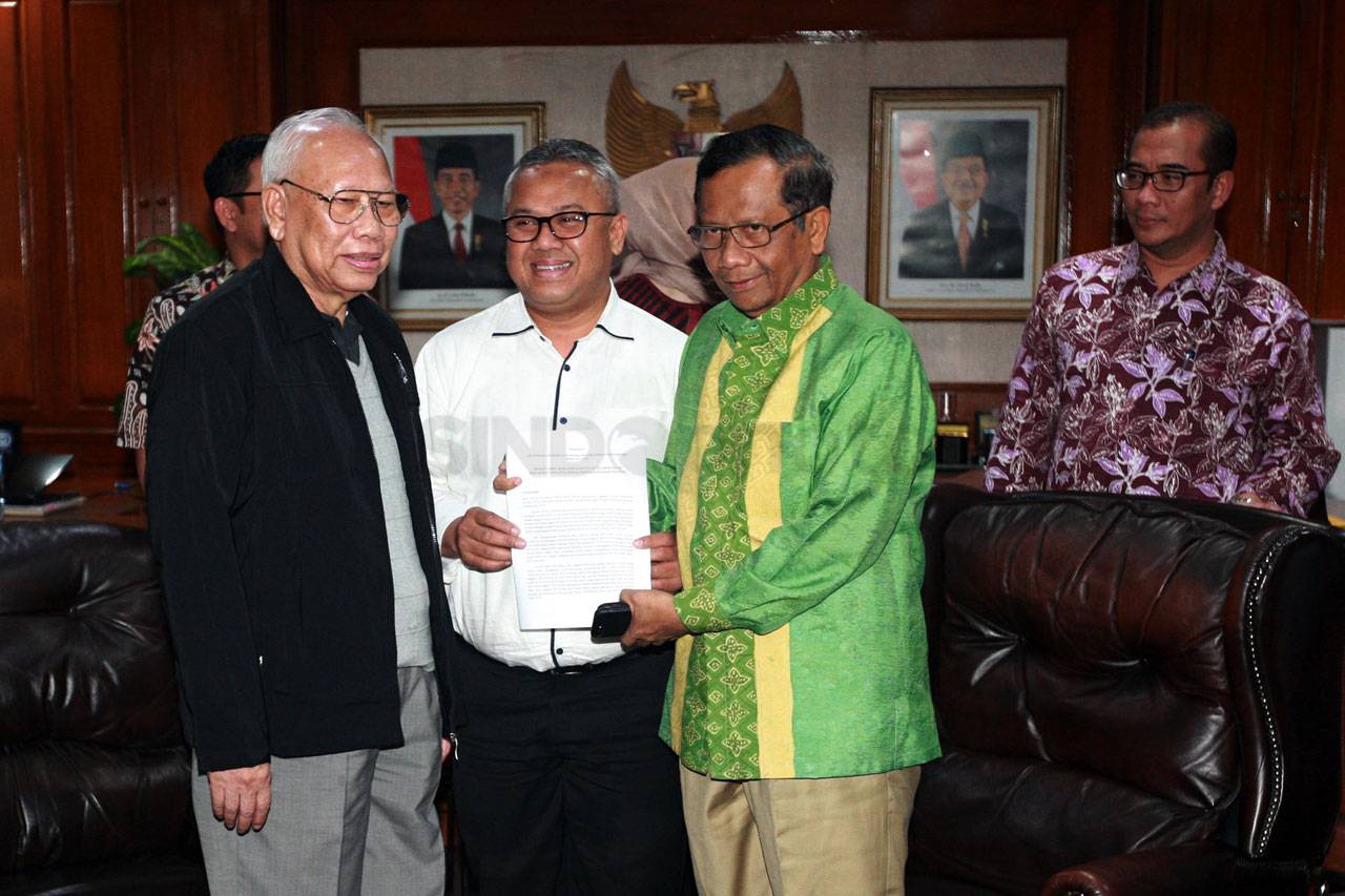 Datangi KPU, Mahfud...