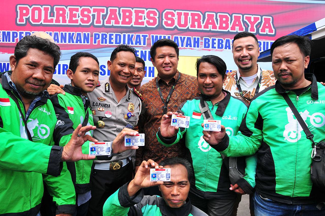 Bayar SIM dan SKCK di...