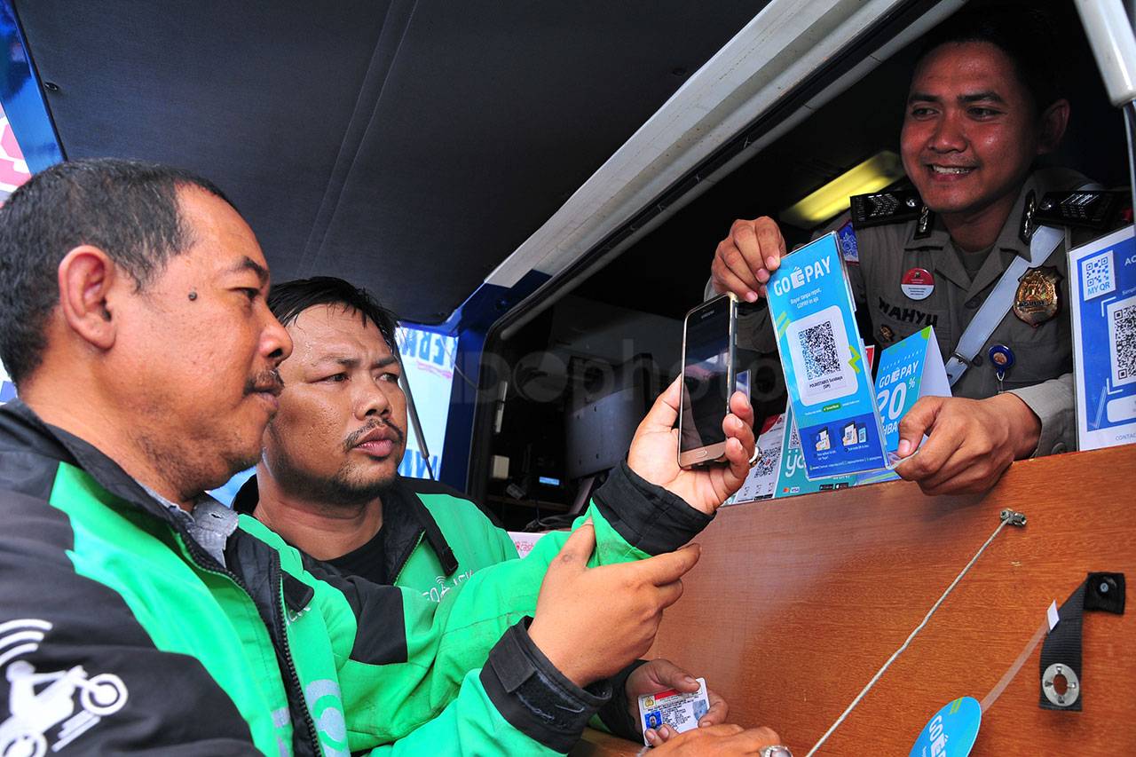 Bayar SIM dan SKCK di...