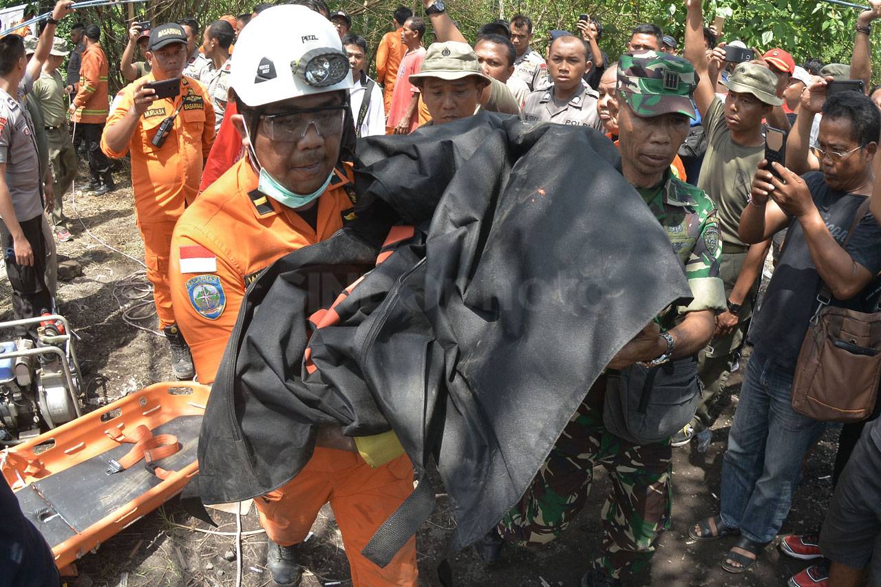 4 Orang Tewas Tertimbun...