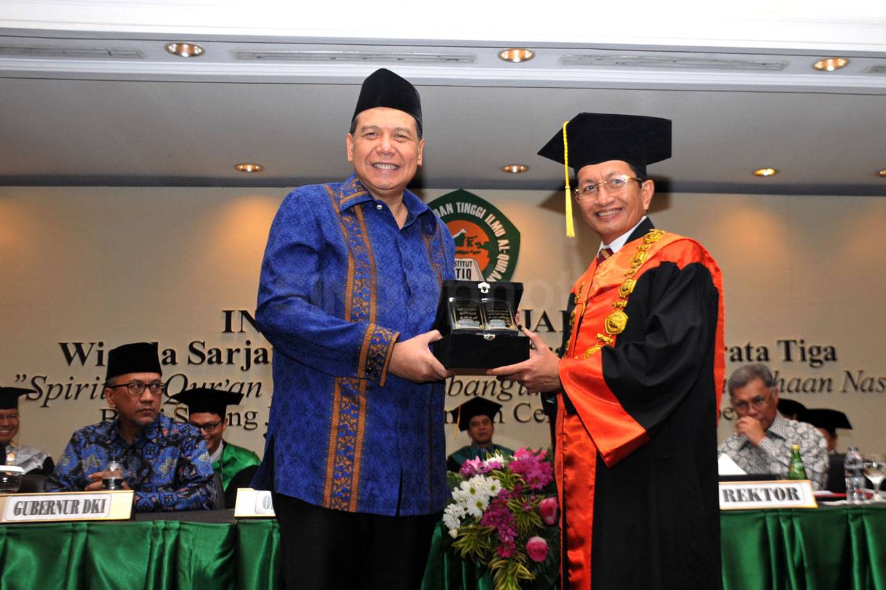Institut PTIQ Gelar...