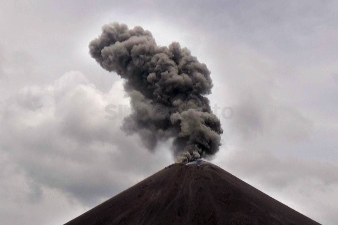 Gunung Anak Krakatau...