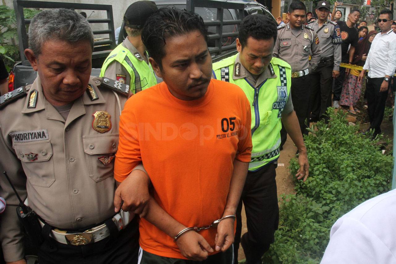 3 Tersangka Ikuti Rekonstruksi...