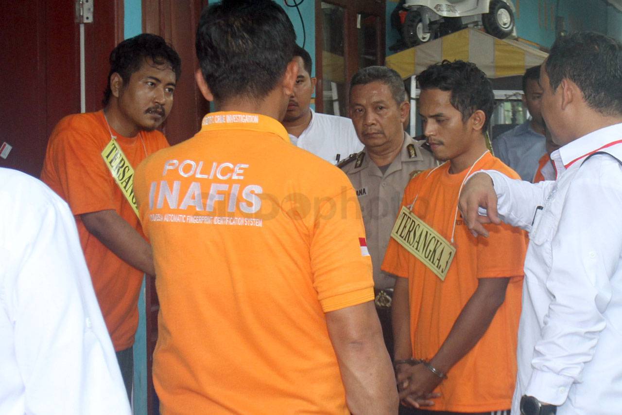 3 Tersangka Ikuti Rekonstruksi...