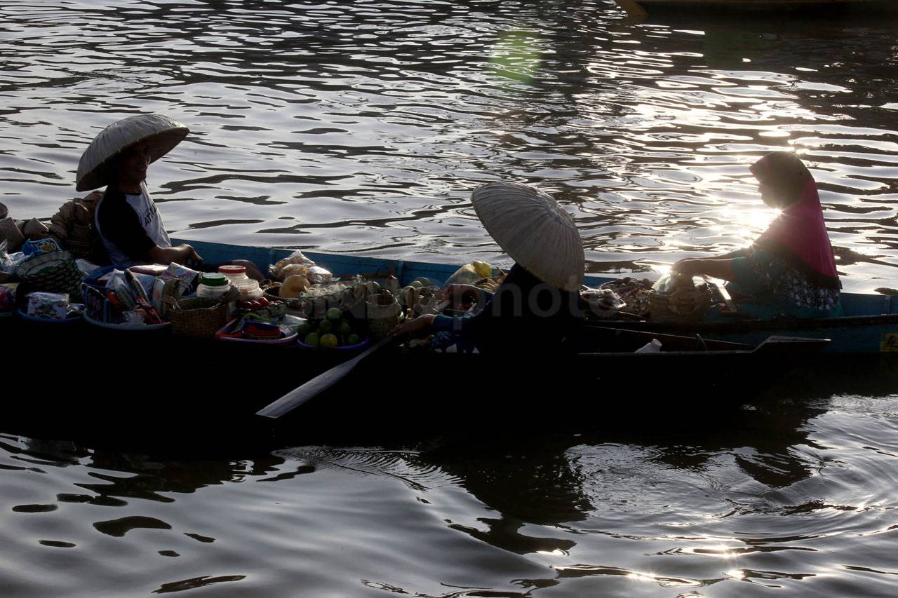 Meriahnya Pasar Terapung...