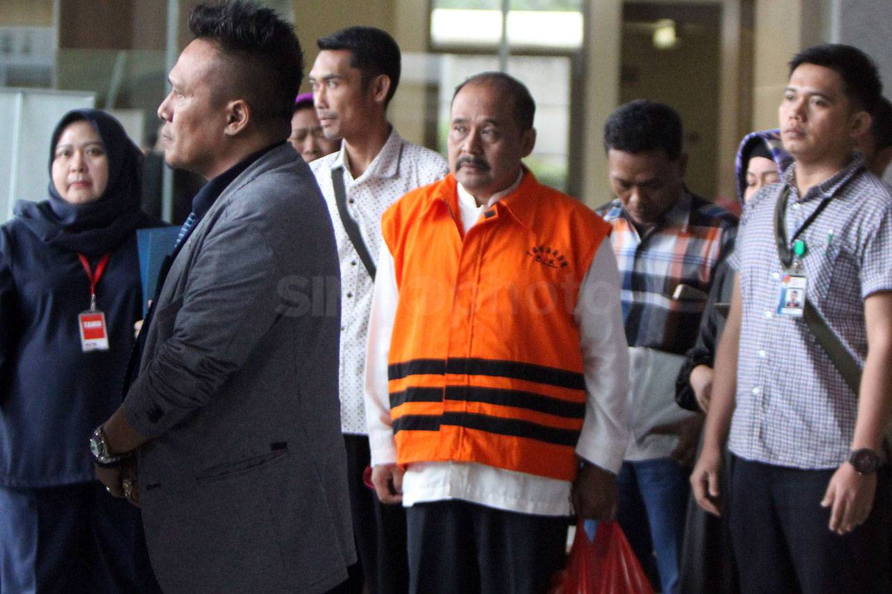 KPK Tahan Bupati Cianjur...