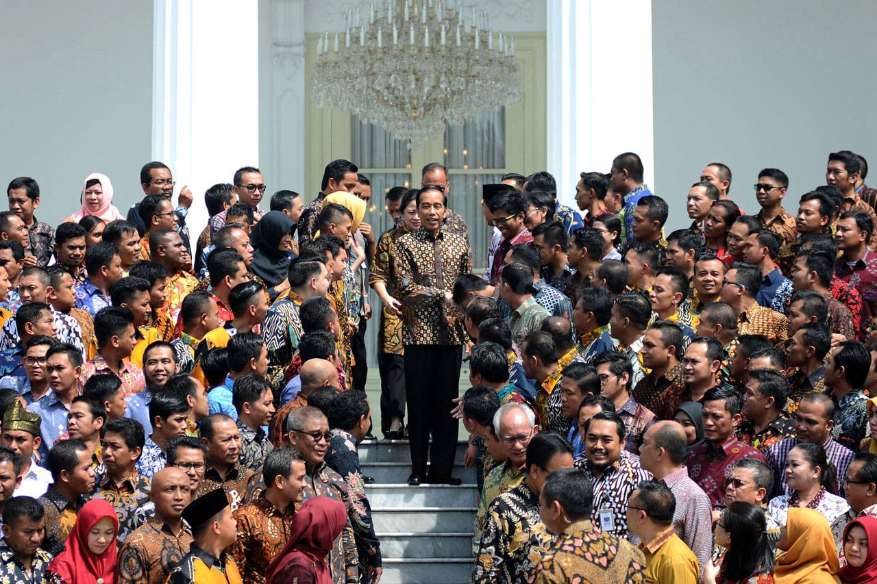 Presiden Jokowi Kumpulkan...