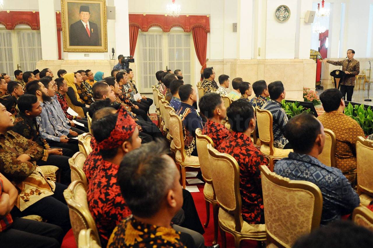 Presiden Jokowi Kumpulkan...