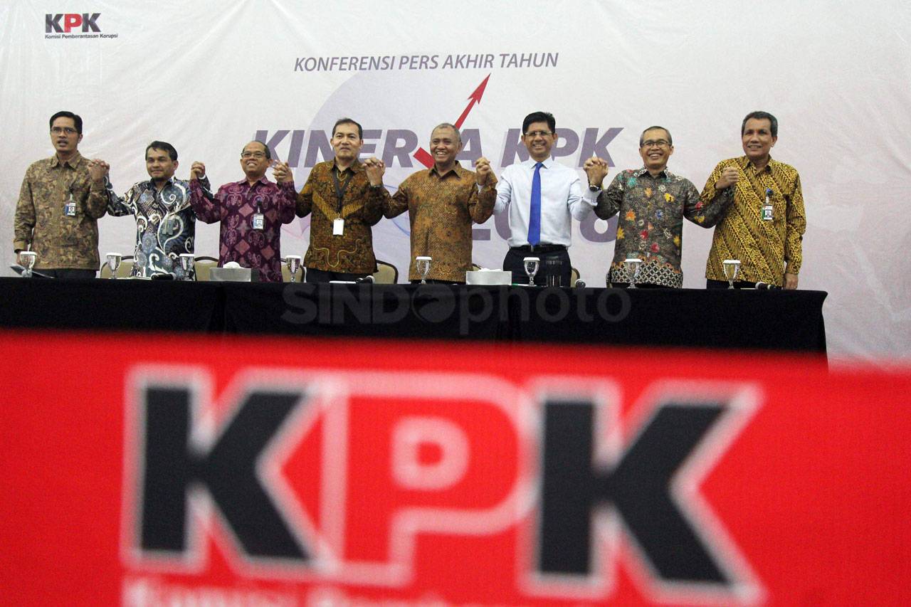 KPK Sampaikan Laporan...