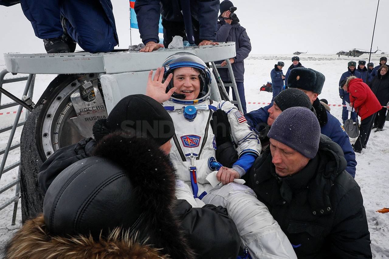 Tiga Astronot Kembali...