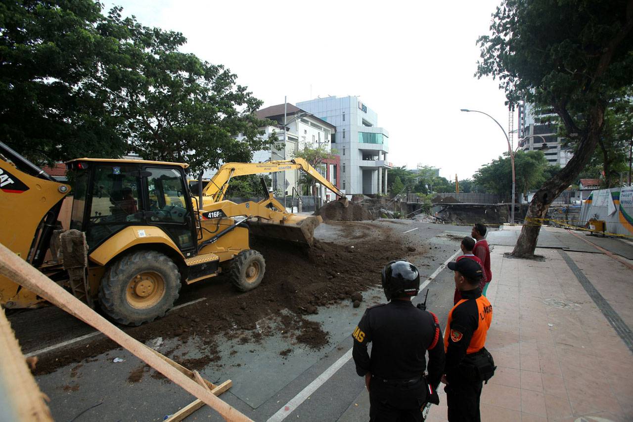 Gunakan Kursi Roda,...