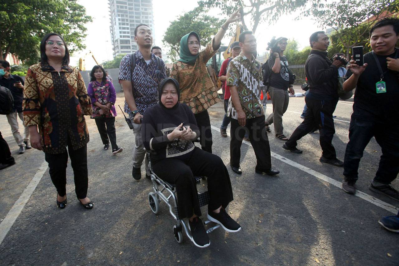 Gunakan Kursi Roda,...