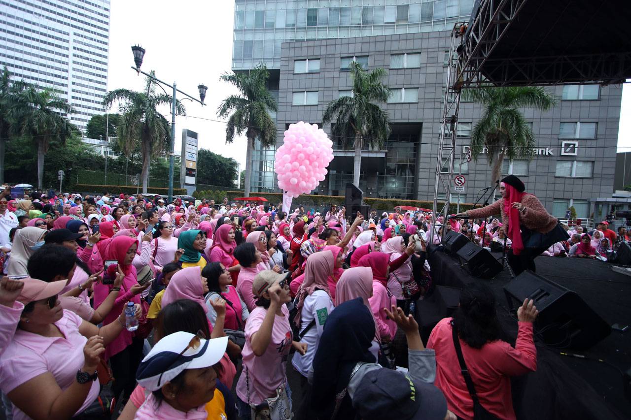 Ratusan Perempuan Peringati...