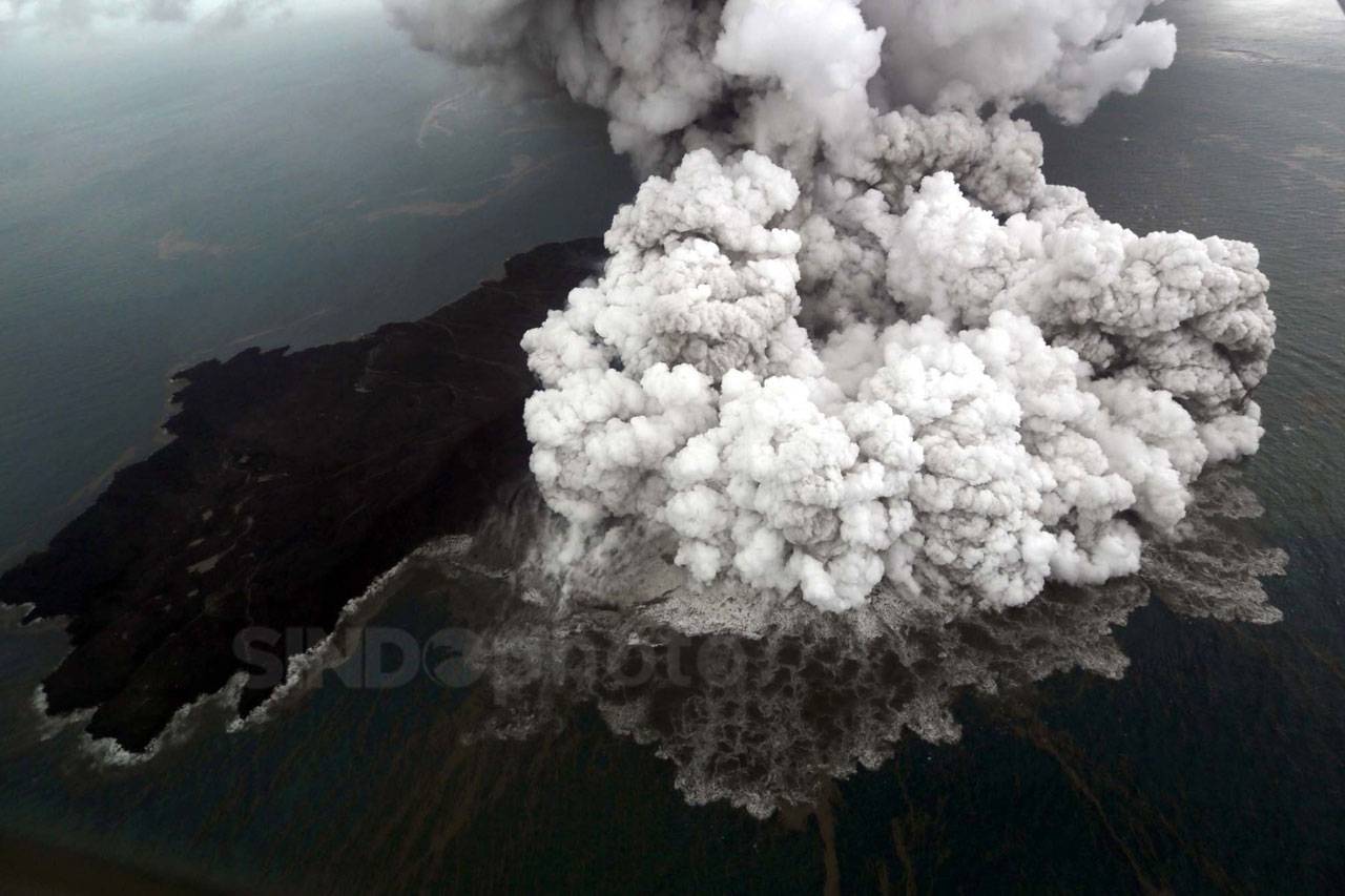 Letusan Gunung Anak...