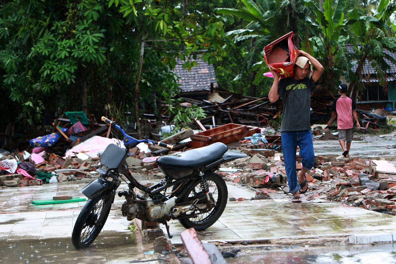 Warga Korban Tsunami...