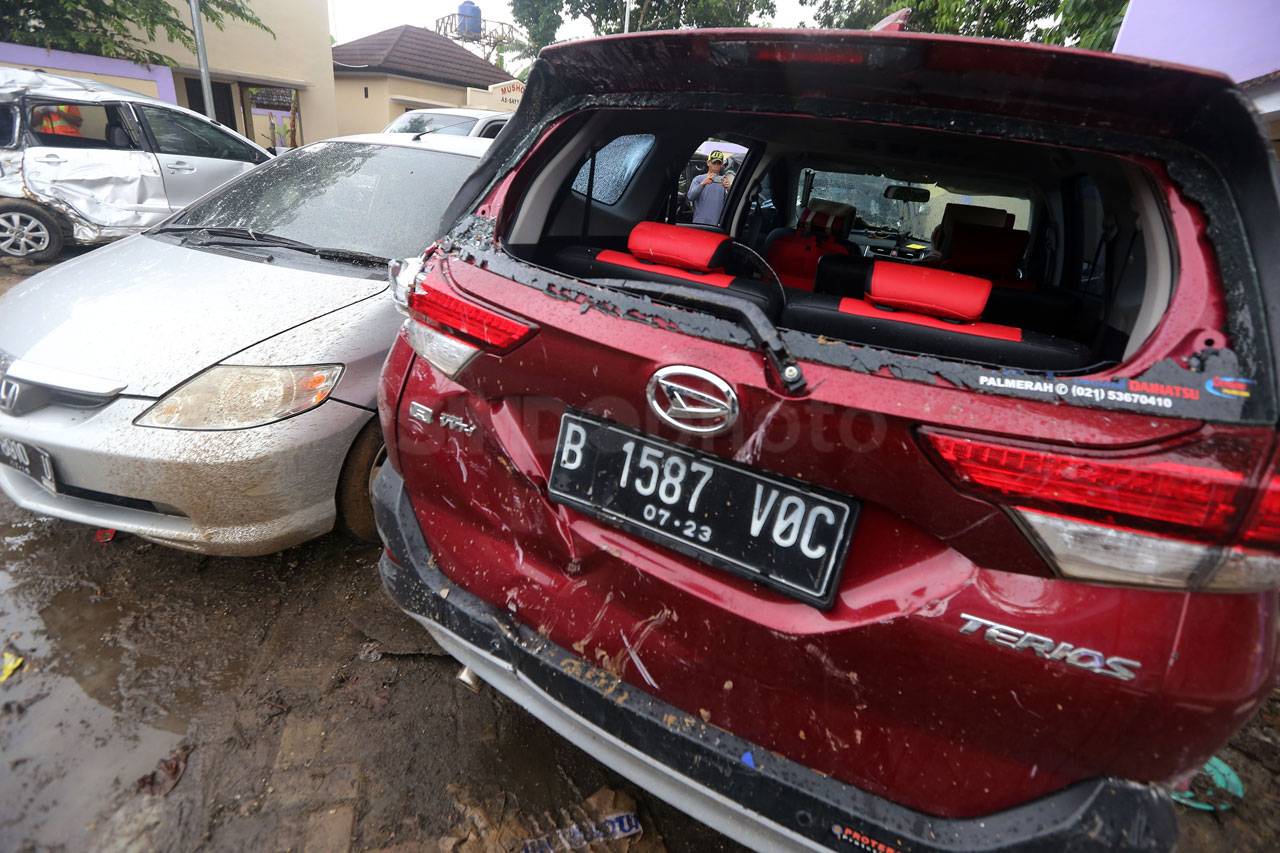 Puluhan Mobil Milik...