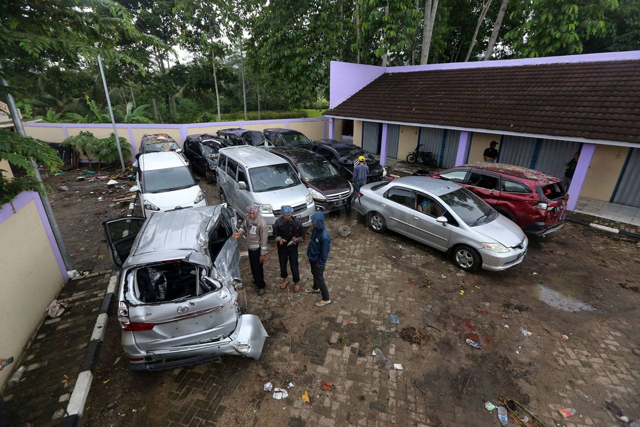 Puluhan Mobil Milik...