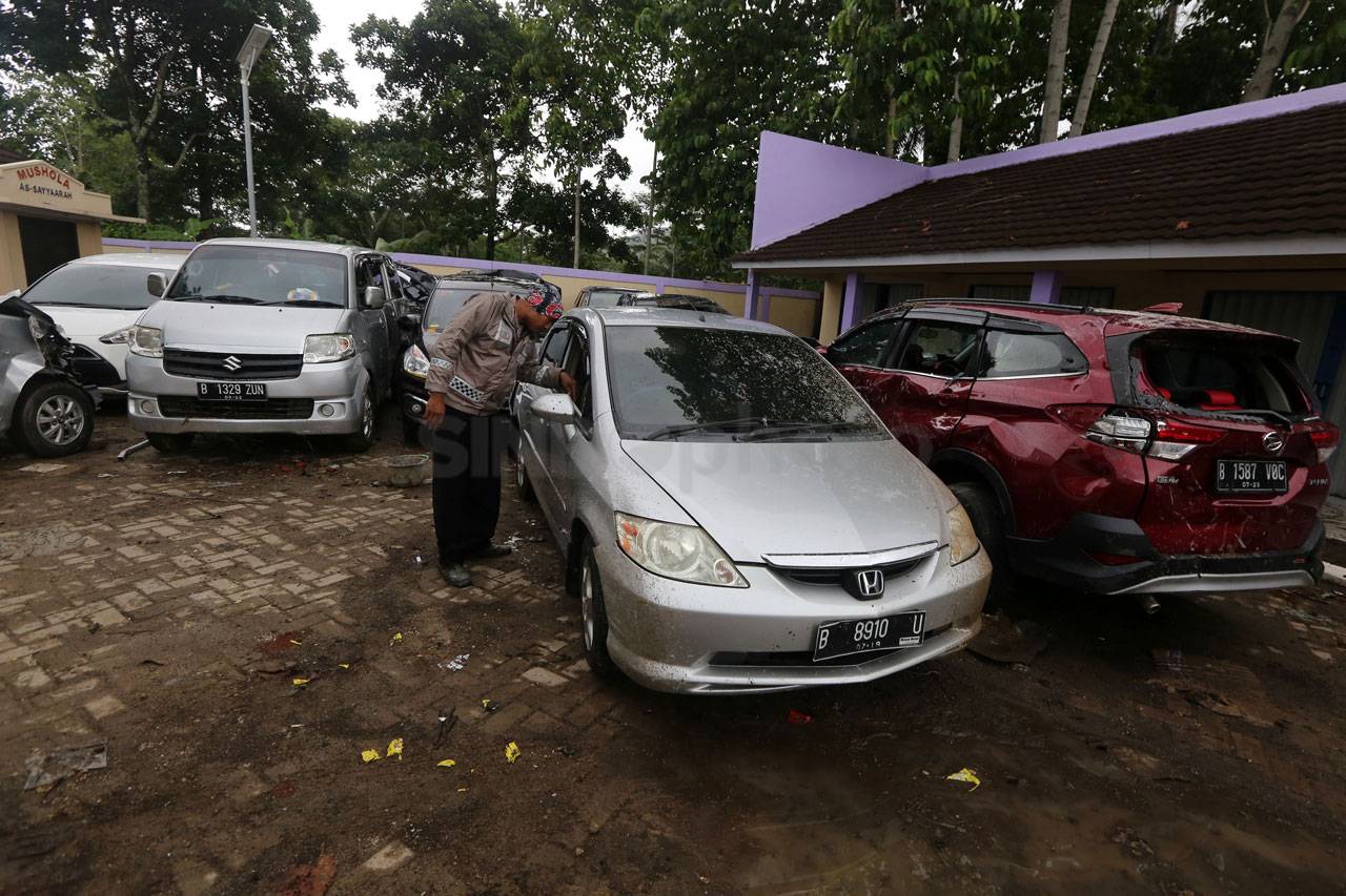 Puluhan Mobil Milik...