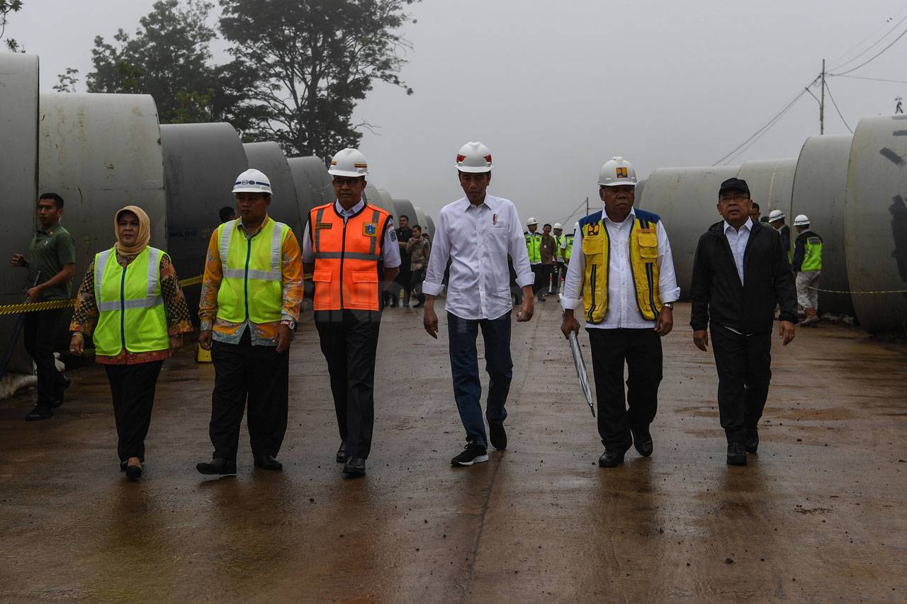 Presiden Jokowi Tinjau...