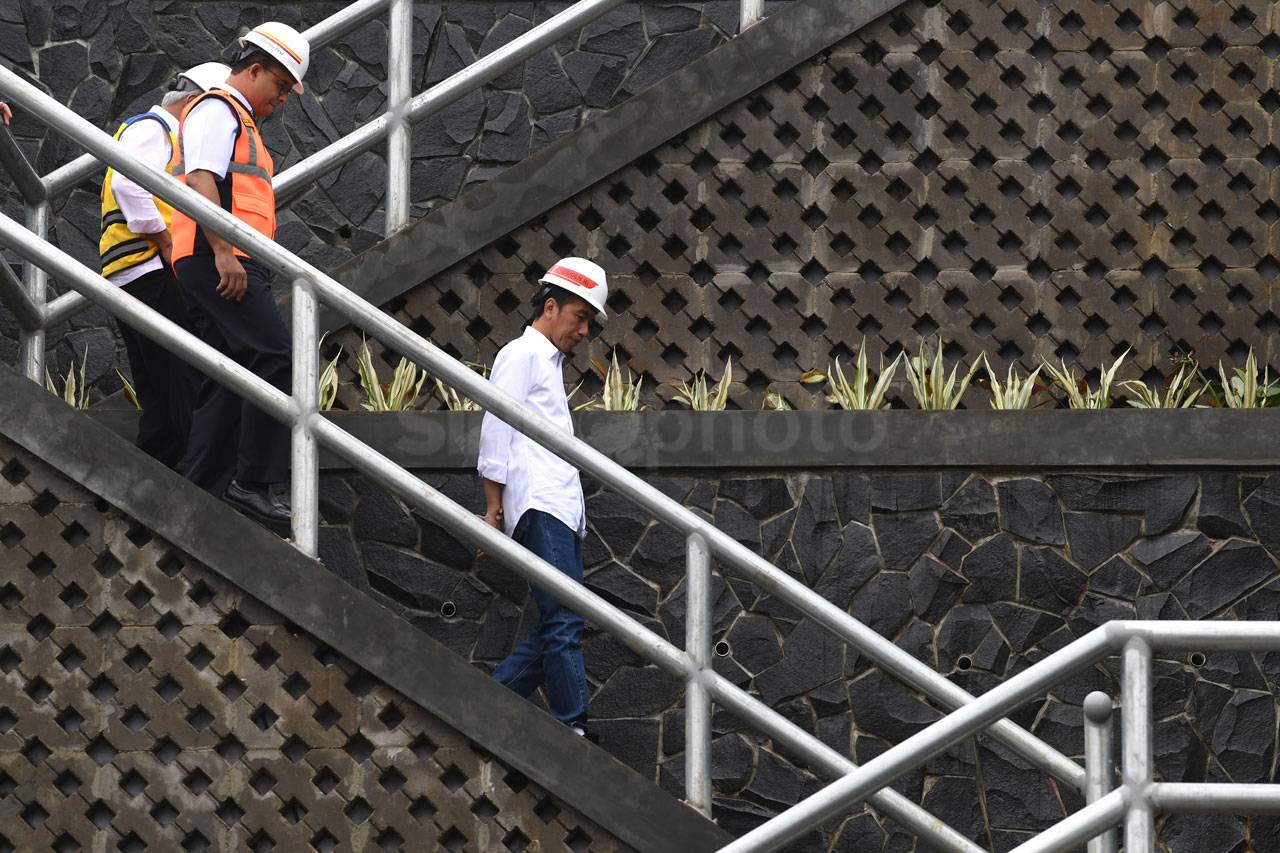 Presiden Jokowi Tinjau...