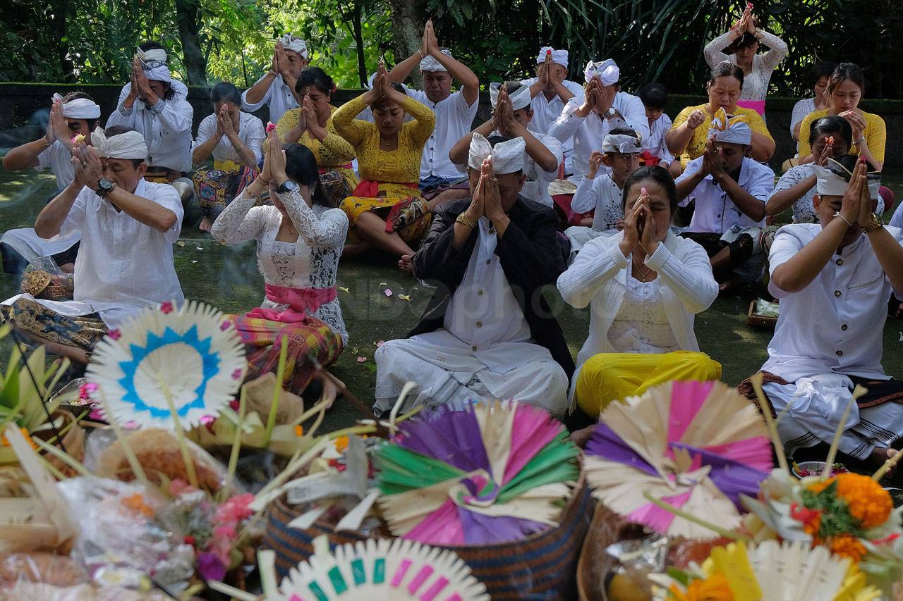 Umat Hindu Gelar Persembahan...