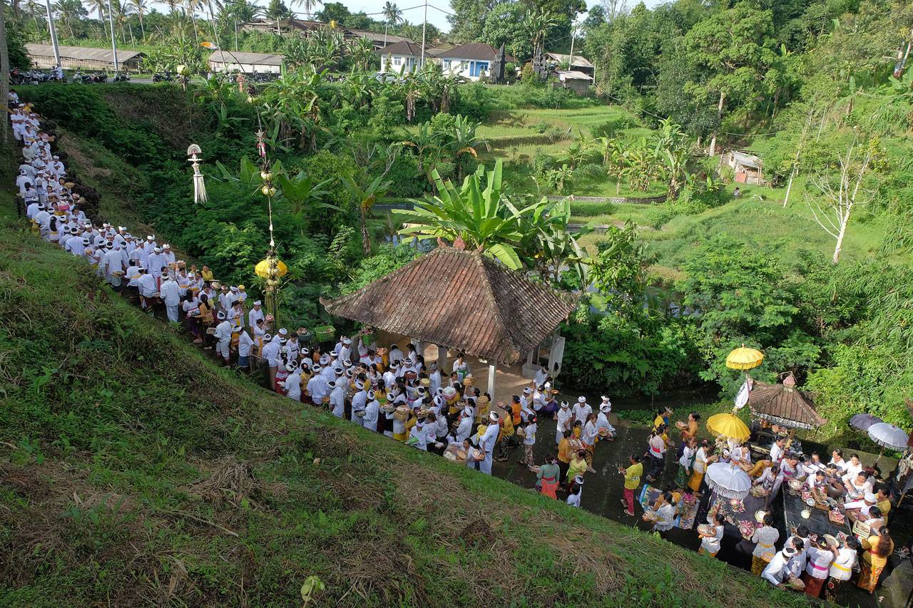 Umat Hindu Gelar Persembahan...