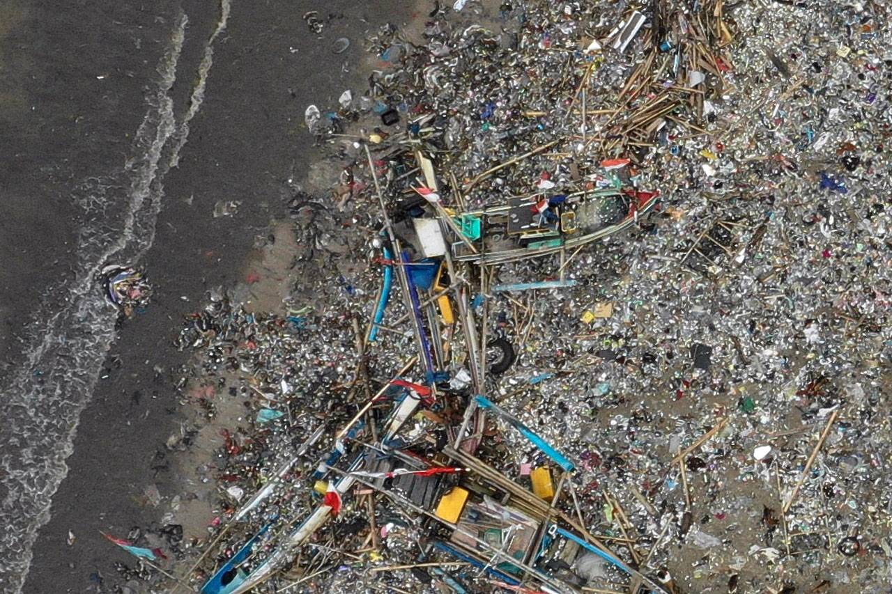 Tsunami Ratakan Ratusan...