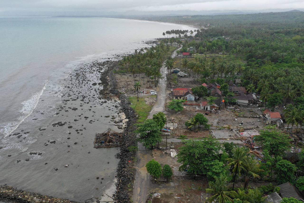 Tsunami Ratakan Ratusan...