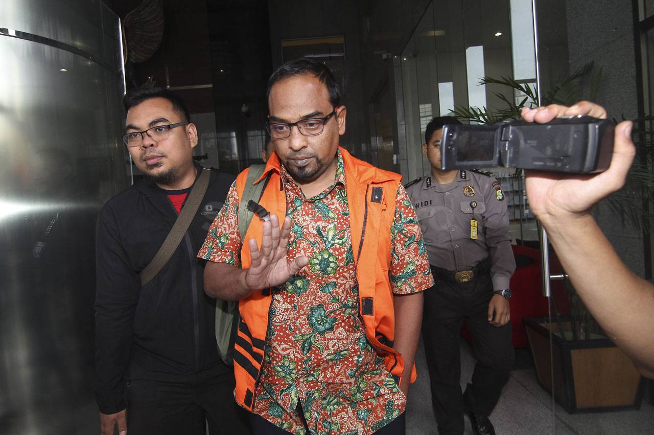 KPK Tahan 8 Tersangka...