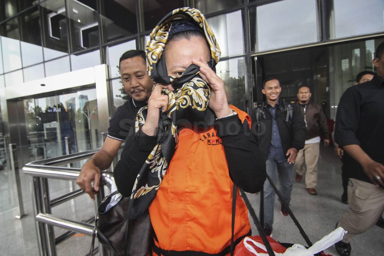 KPK Tahan 8 Tersangka...