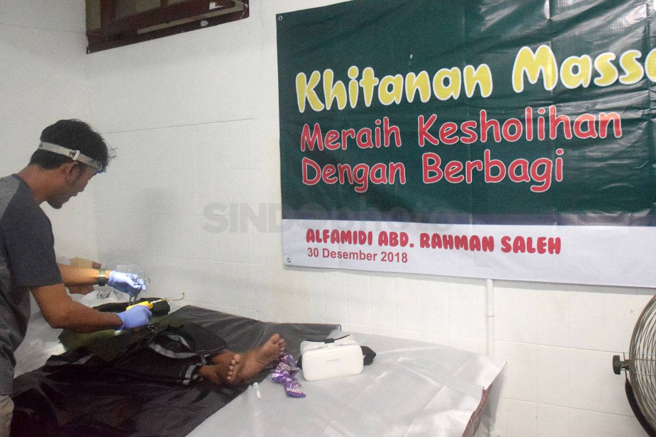 Puluhan Anak Ikuti Khitanan...