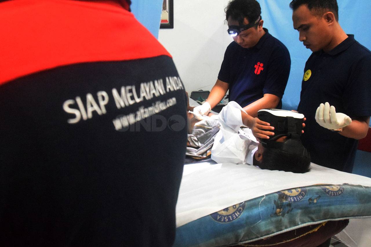 Puluhan Anak Ikuti Khitanan...