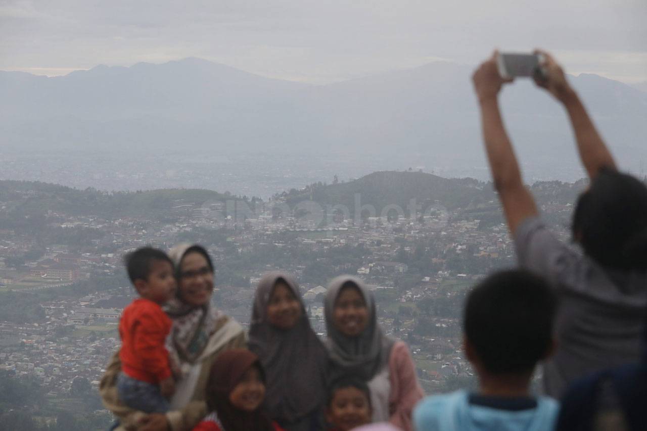 Warga Bandung Menantikan...