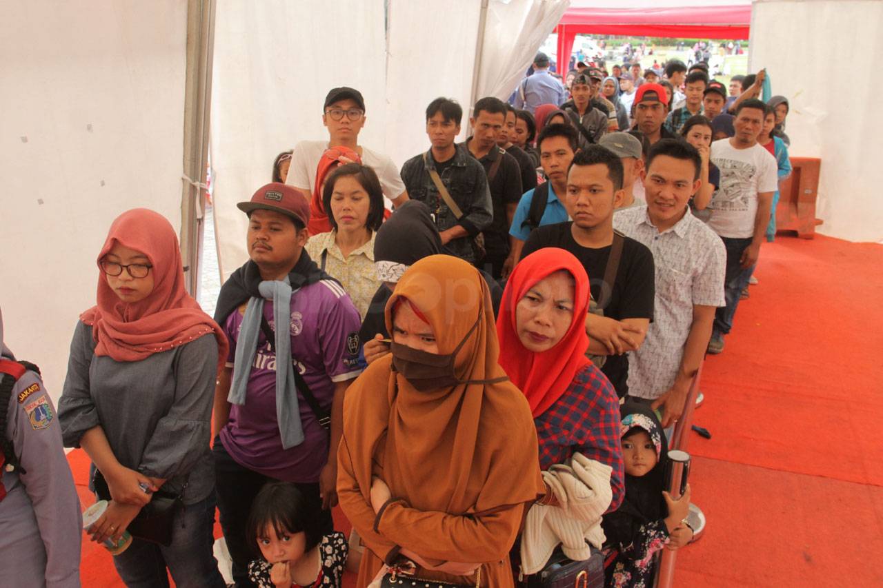 Libur Tahun Baru, Warga...