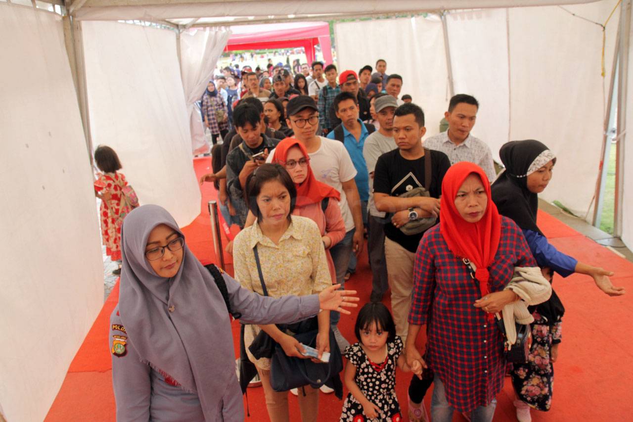 Libur Tahun Baru, Warga...