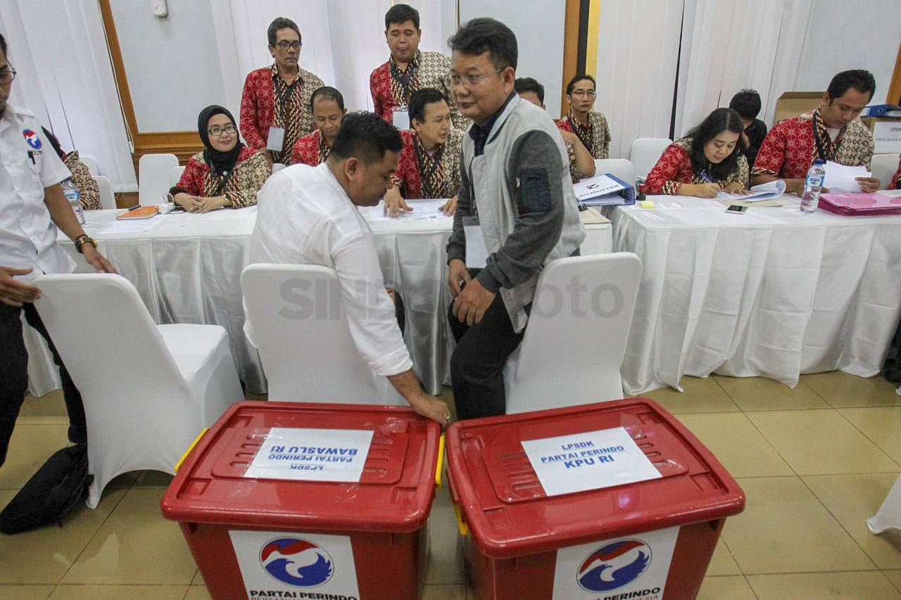 Perindo Serahkan Laporan...