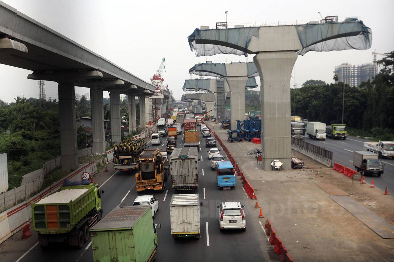 Jalan Tol Layang Jakarta-Cikampek...